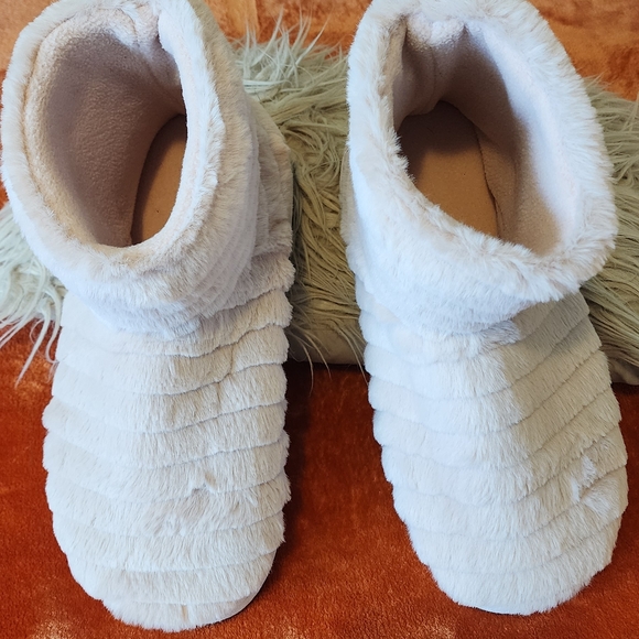 Health Touch Soft Fluffy Massaging Booties with Memory Foam - Picture 8 of 8